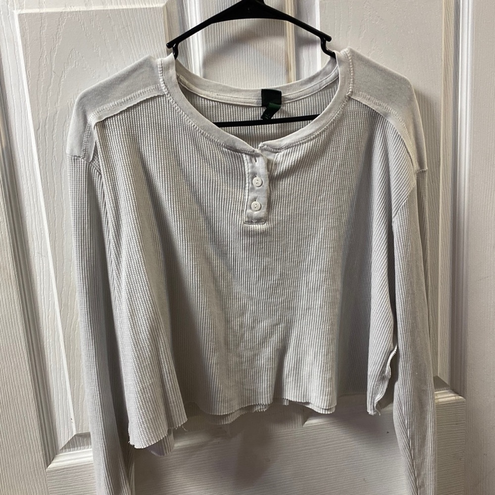 Cropped long sleeve shirt